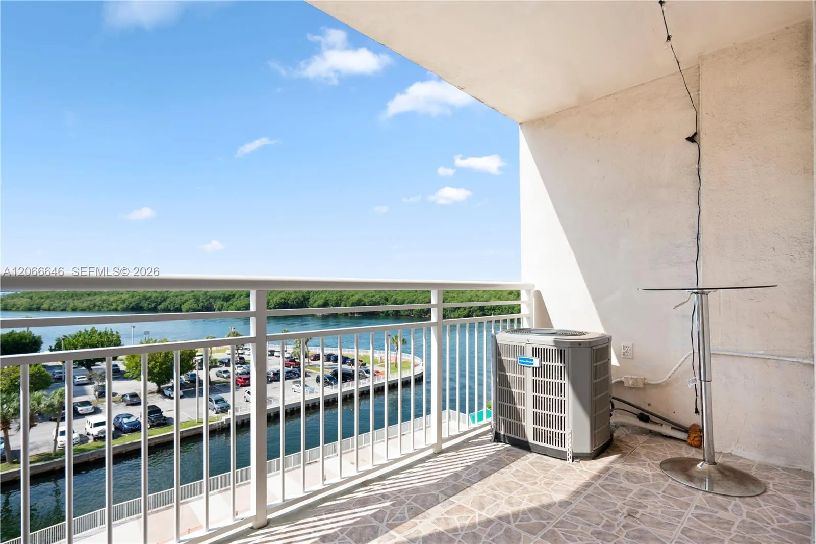 Foto de propiedad en 400 Kings Point Drive 606, Sunny Isles Beach, FL 33160 Sunny Isles Beach con MLS# 