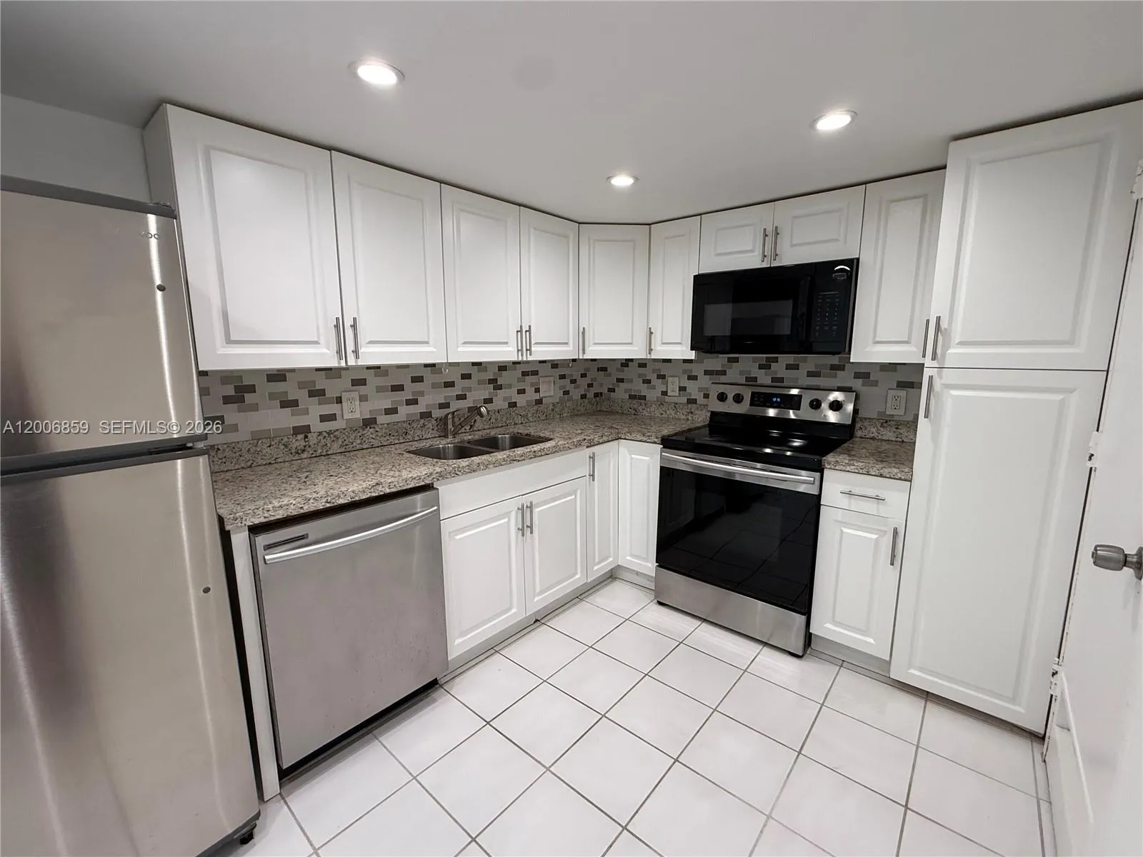 Foto de propiedad en 400 Kings Point Drive 608, Sunny Isles Beach, FL 33160 Sunny Isles Beach con MLS# 