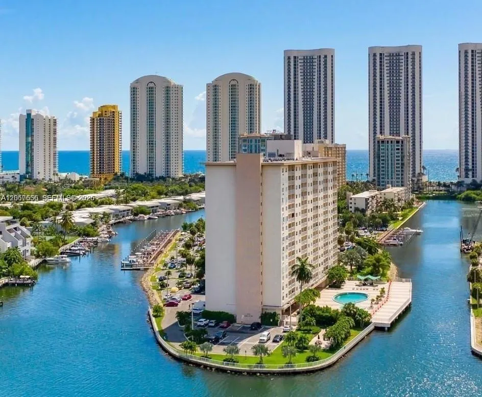 Foto de propiedad en 400 Kings Point Drive 714, Sunny Isles Beach, FL 33160 Sunny Isles Beach con MLS# 