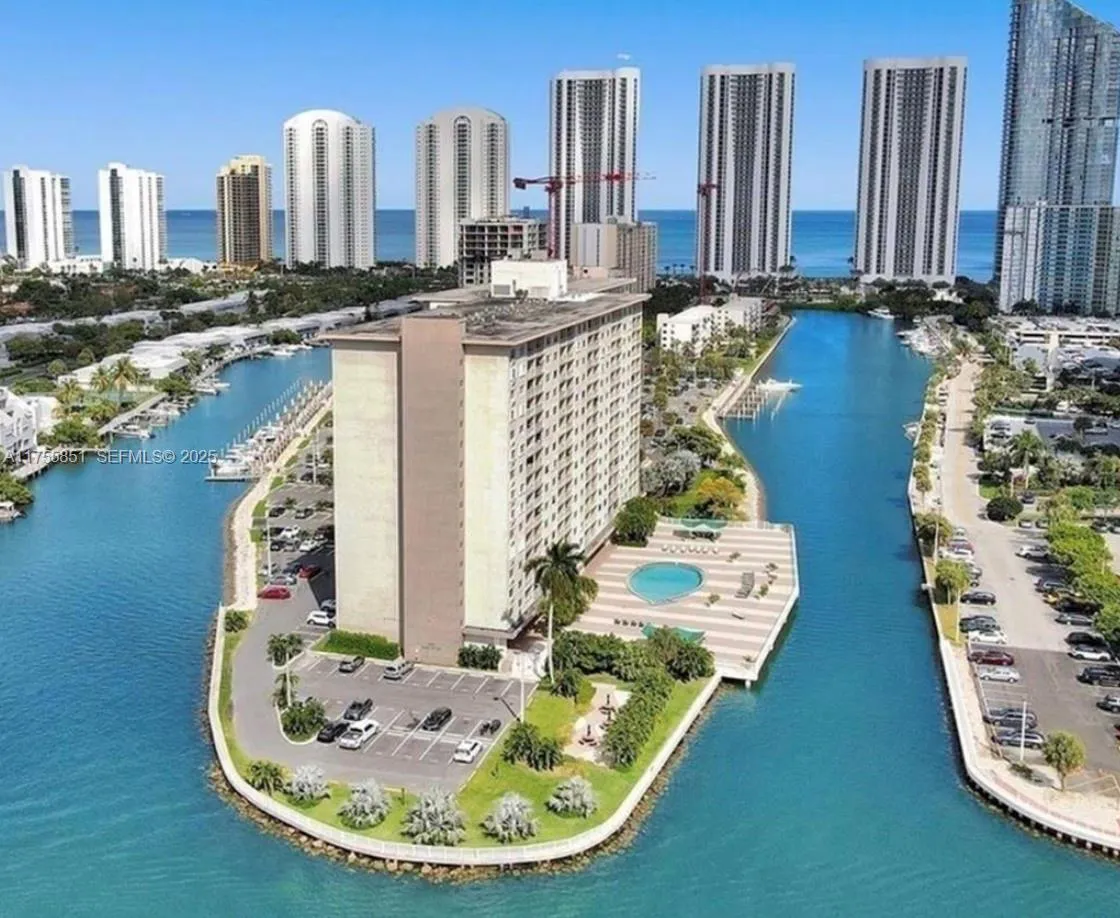 Foto de propiedad en 400 Kings Point Drive 810, Sunny Isles Beach, FL 33160 Sunny Isles Beach con MLS# 