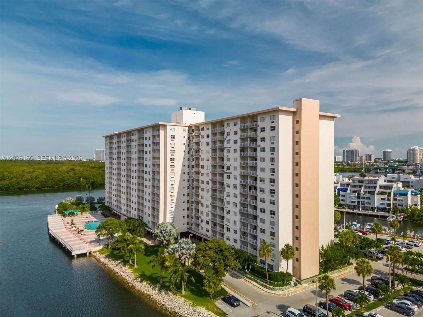 Foto de propiedad en 400 Kings Point Drive 822-23, Sunny Isles Beach, FL 33160 Sunny Isles Beach con MLS# 