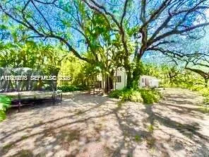 Foto de propiedad en 400 NE 86th Street 400, El Portal, FL 33138 El Portal con MLS# 