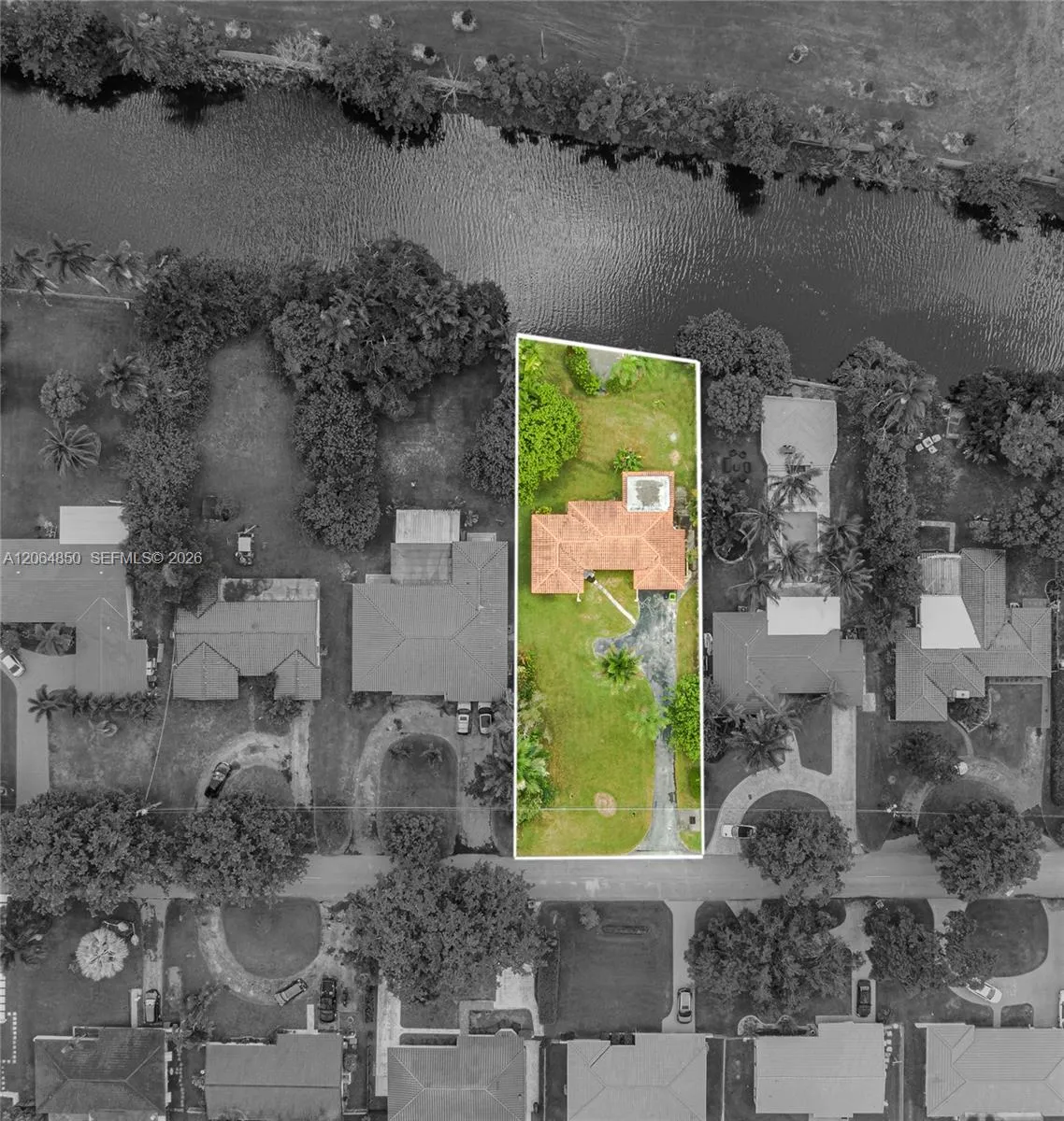 Foto de propiedad en 400 NW 87th Street, El Portal, FL 33150 El Portal con MLS# 