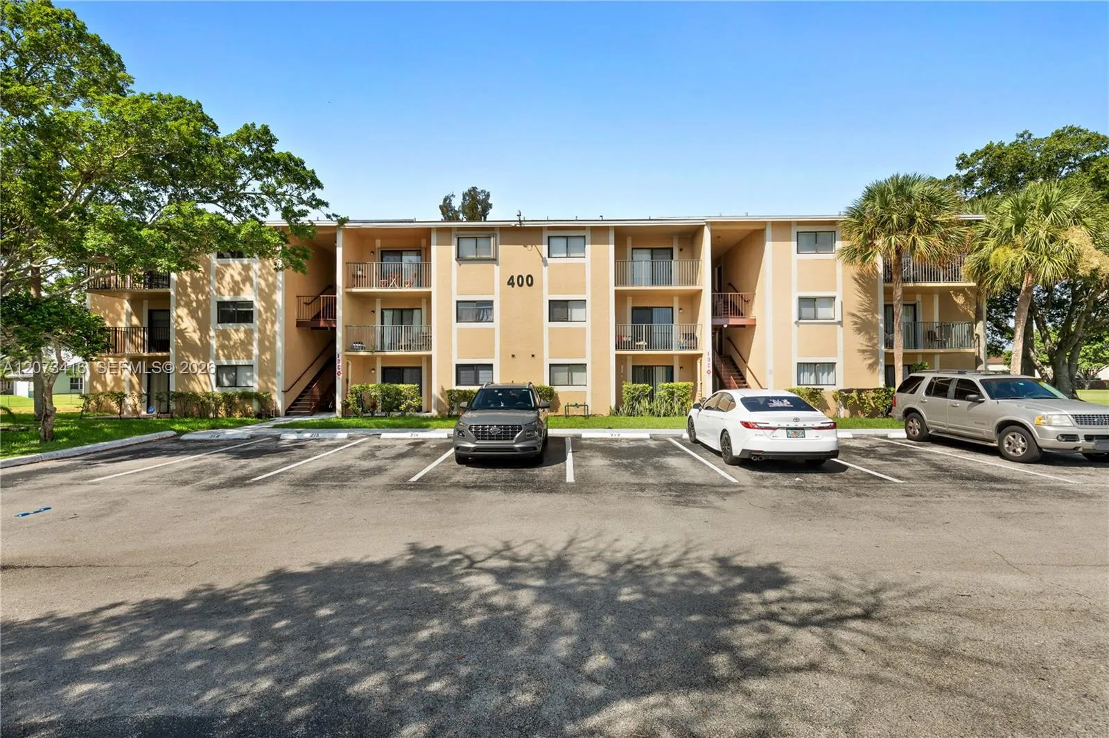 Foto de propiedad en 400 Palm Circle W 208, Pembroke Pines, FL 33025 Pembroke Pines con MLS# 