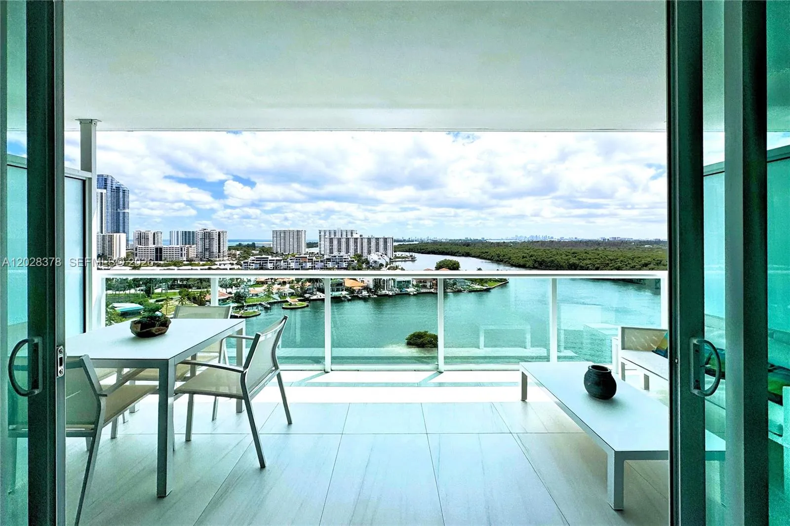 Foto de propiedad en 400 Sunny Isles Boulevard 1505, Sunny Isles Beach, FL 33160 Sunny Isles Beach con MLS# 