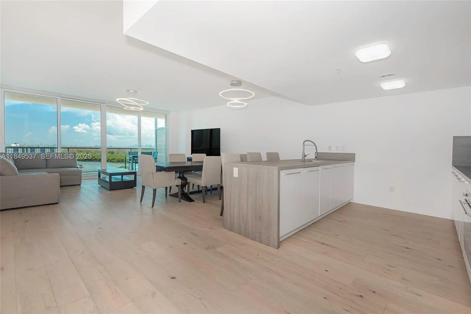 Foto de propiedad en 400 Sunny Isles Boulevard 1819 ONE LEVEL, Sunny Isles Beach, FL 33160 Sunny Isles Beach con MLS# 