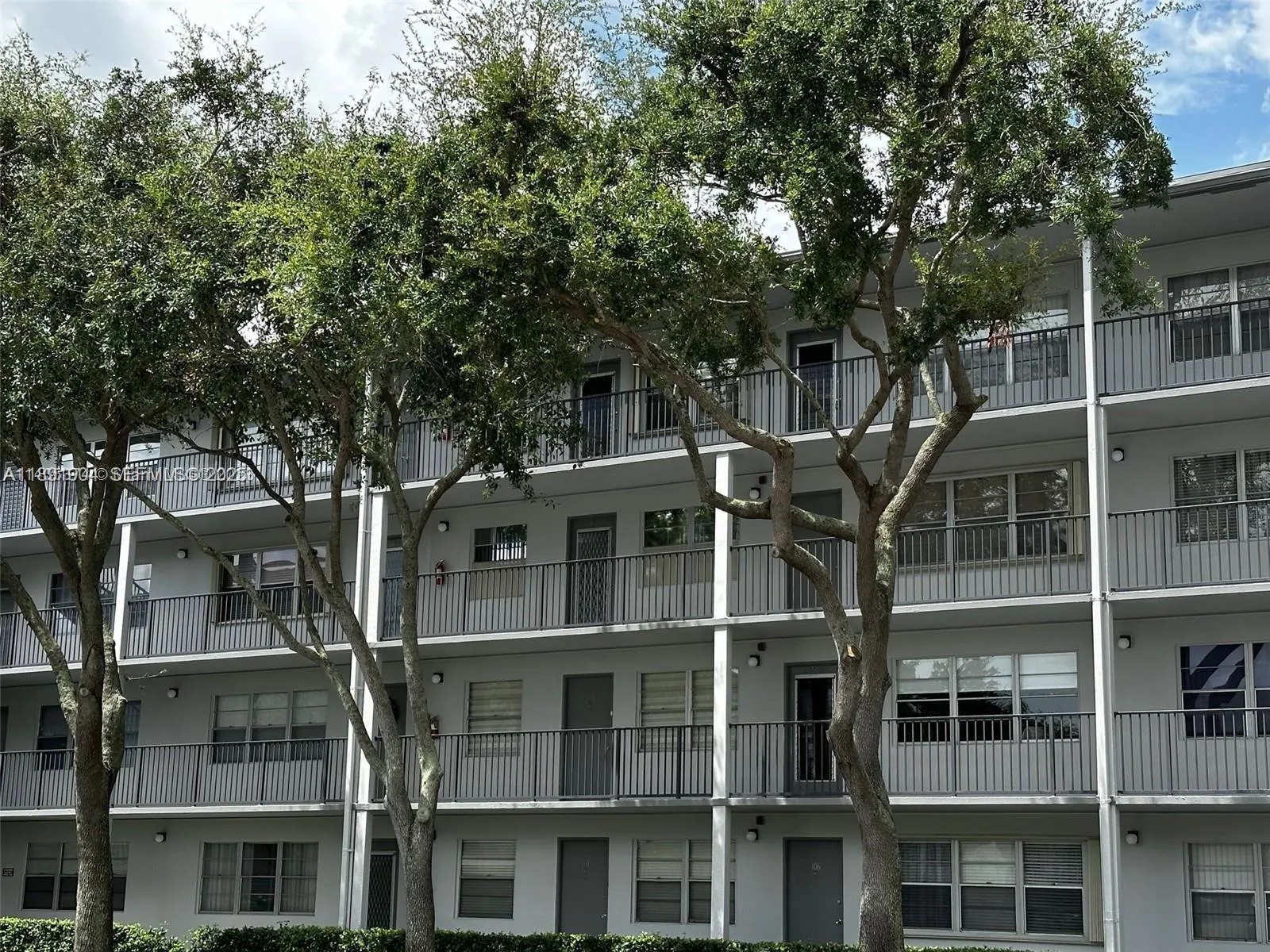 Foto de propiedad en 400 SW 134th Way 406F, Pembroke Pines, FL 33027 Pembroke Pines con MLS# 