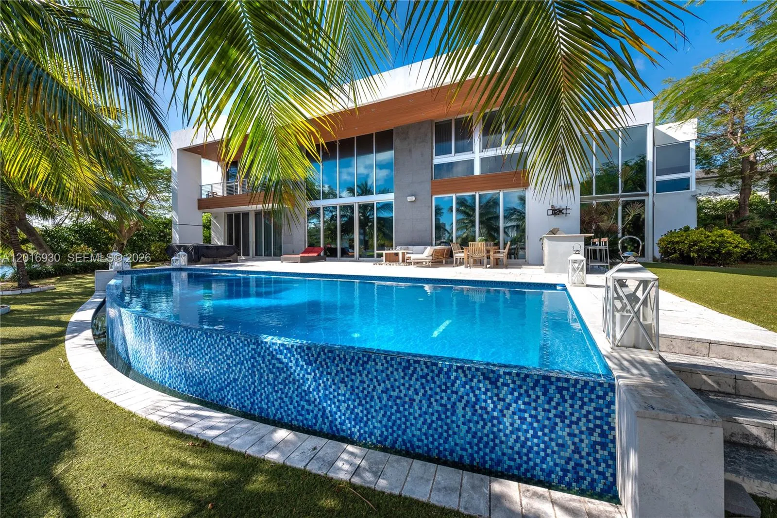Foto de propiedad en 400 Tamarind Drive, Hallandale Beach, FL 33009 Hallandale Beach con MLS# 