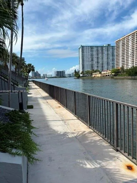 Foto de propiedad en 4000 NE 168th Street 107A, North Miami Beach, FL 33160 North Miami Beach con MLS# 