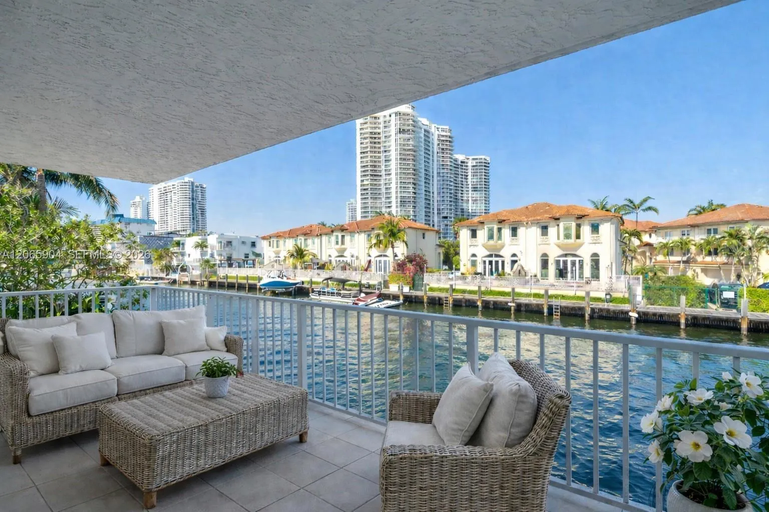 Foto de propiedad en 4000 NE 170th Street 200, North Miami Beach, FL 33160 North Miami Beach con MLS# 