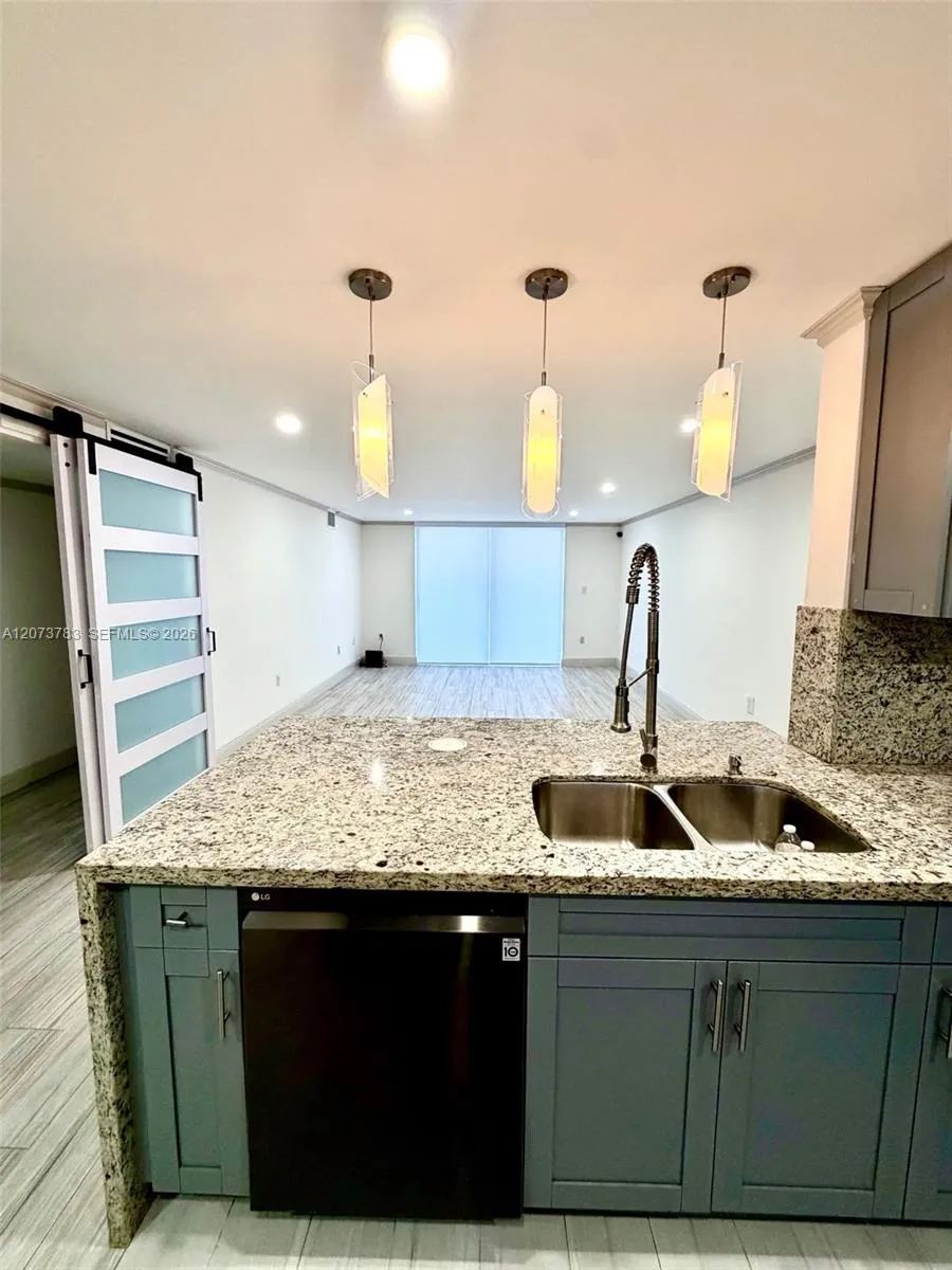 Foto de propiedad en 4000 NE 170th Street 207, North Miami Beach, FL 33160 North Miami Beach con MLS# 