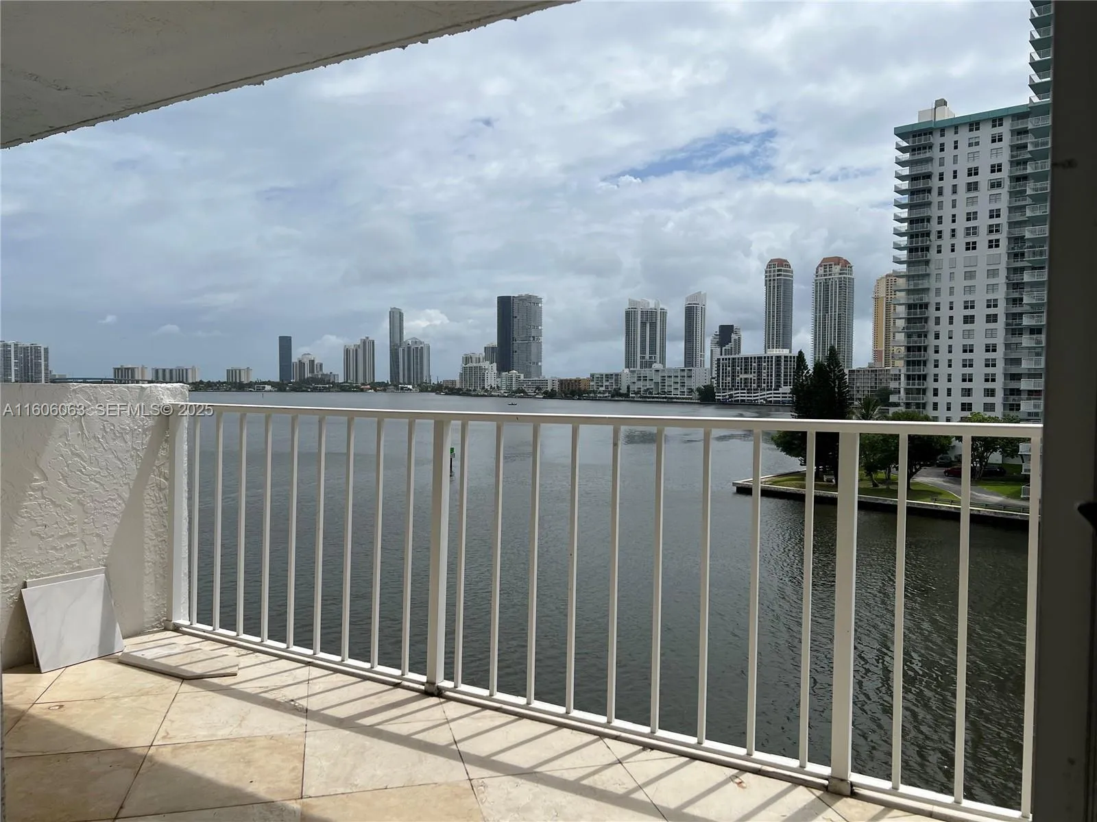 Foto de propiedad en 4000 NE 170th Street 604, North Miami Beach, FL 33160 North Miami Beach con MLS# 