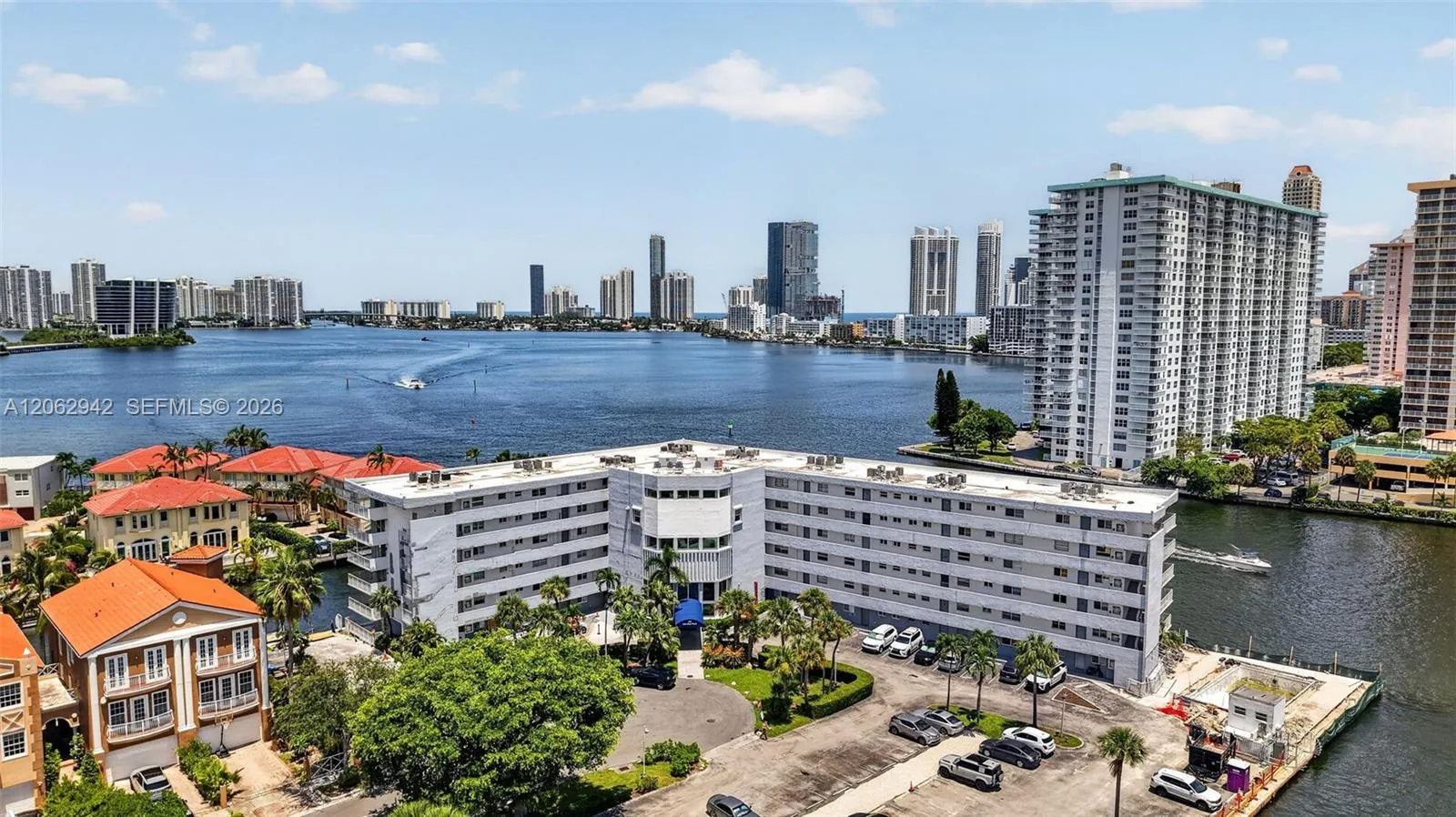 Foto de propiedad en 4000 NE 170th Street 606, North Miami Beach, FL 33160 North Miami Beach con MLS# 