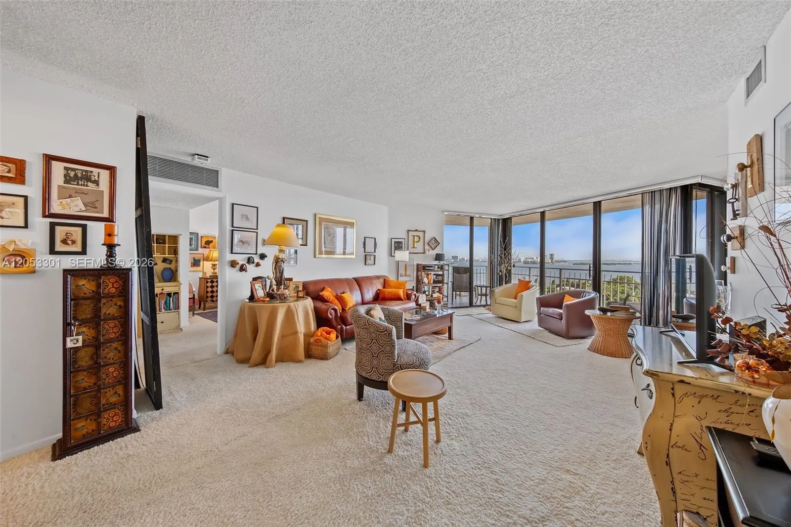 Foto de propiedad en 4000 Towerside Terrace 1210, Miami, FL 33138 Miami con MLS# 