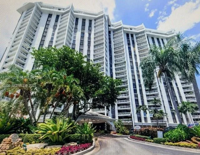 Foto de propiedad en 4000 Towerside Terrace 1403, Miami, FL 33138 Miami con MLS#