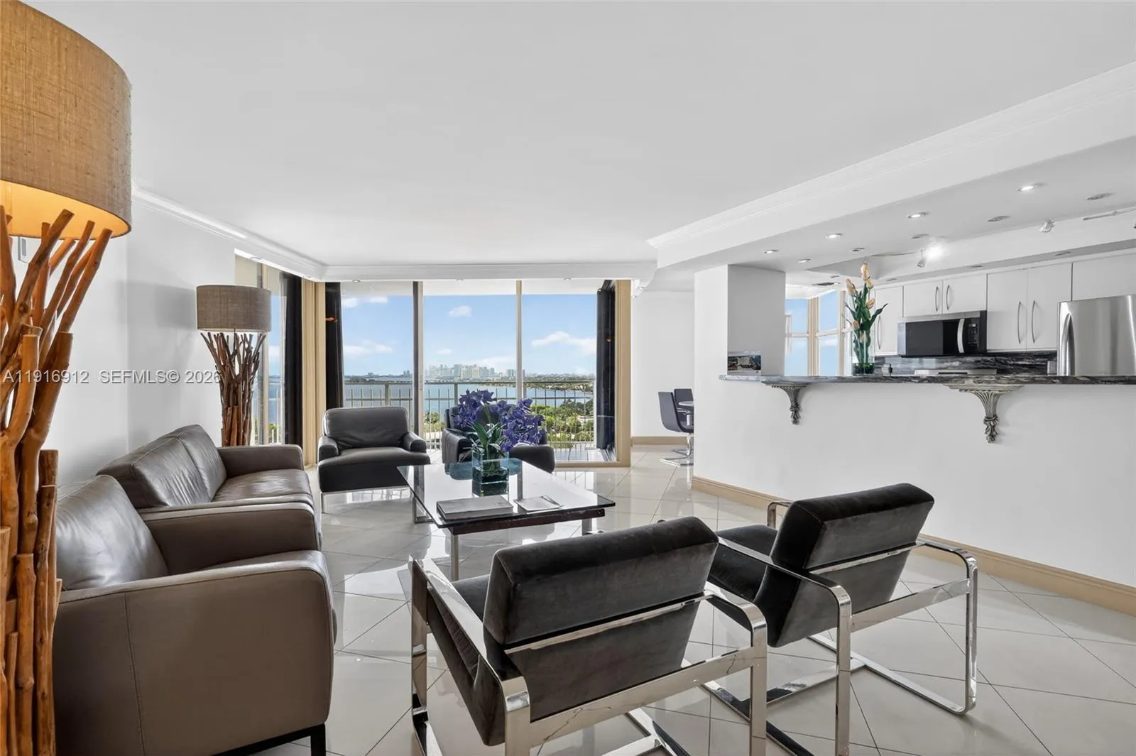 Foto de propiedad en 4000 Towerside Terrace 1612, Miami, FL 33138 Miami con MLS# 