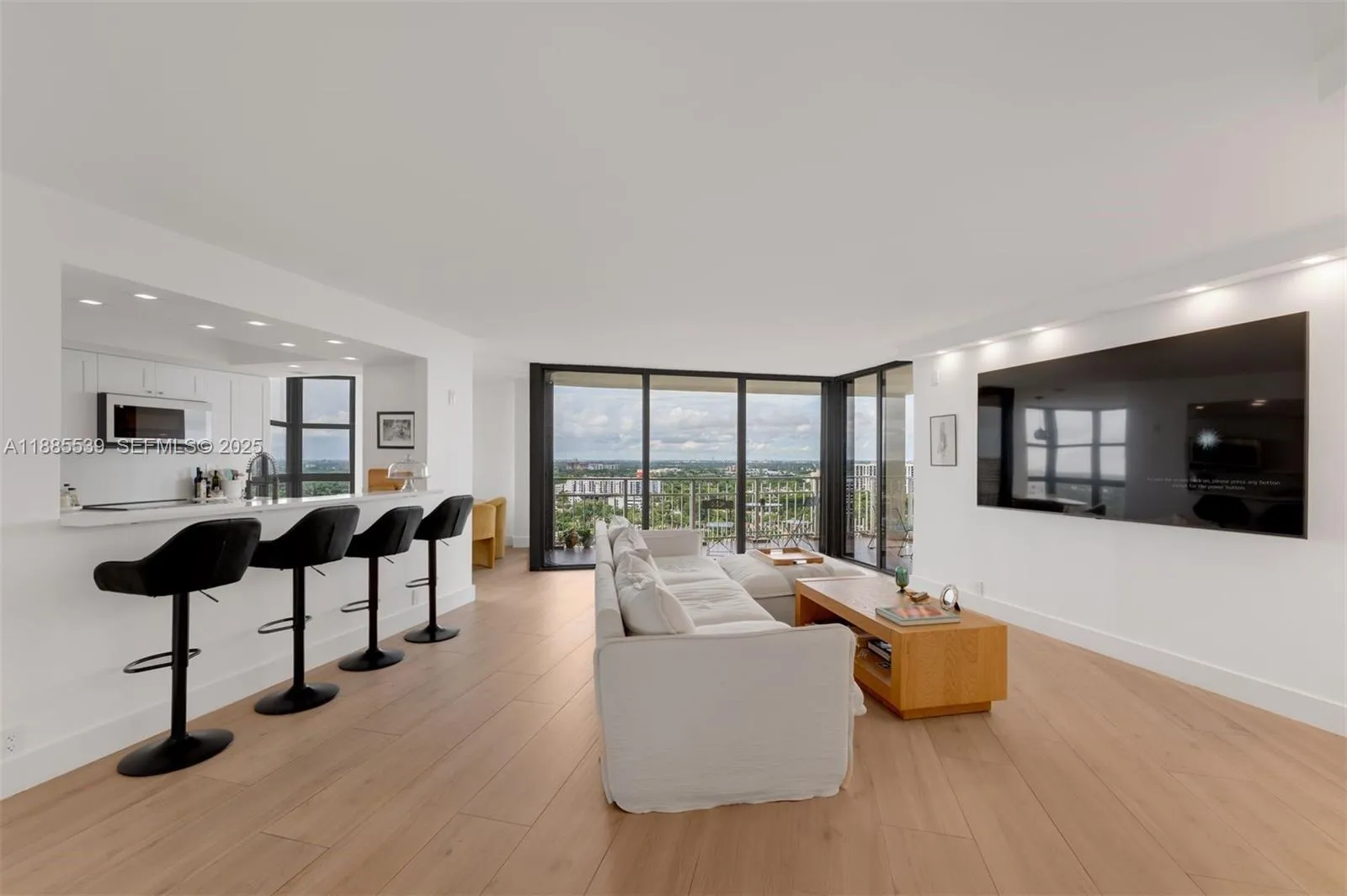 Foto de propiedad en 4000 Towerside Terrace 2211, Miami, FL 33138 Miami con MLS# 