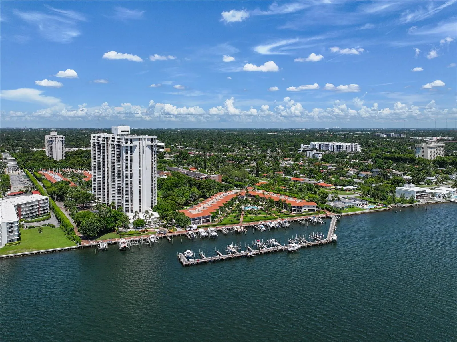 Foto de propiedad en 4000 Towerside Terrace TS3, Miami, FL 33138 Miami con MLS# 