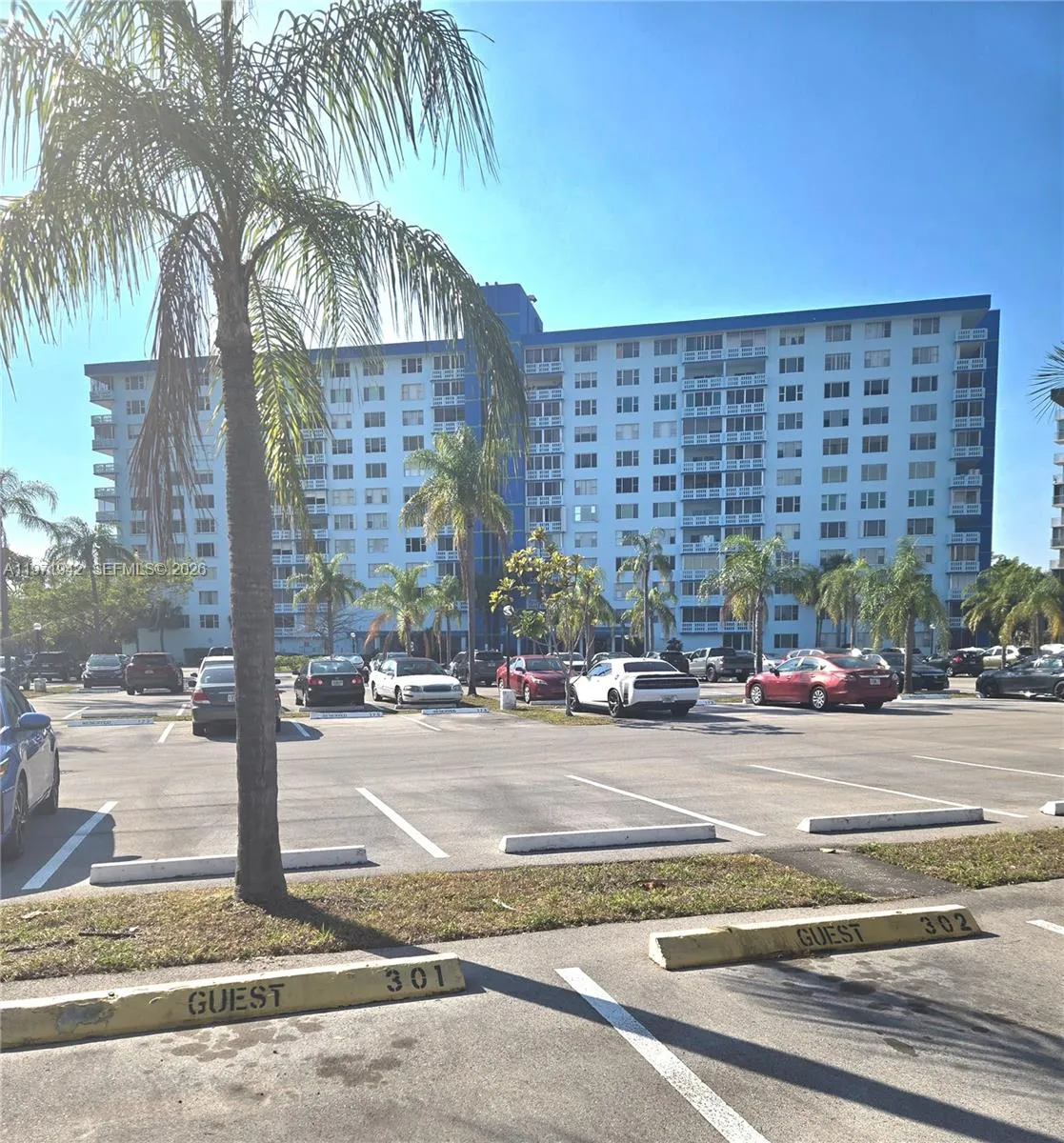 Foto de propiedad en 4001 Hillcrest Drive 909, Hollywood, FL 33021 Hollywood con MLS# 