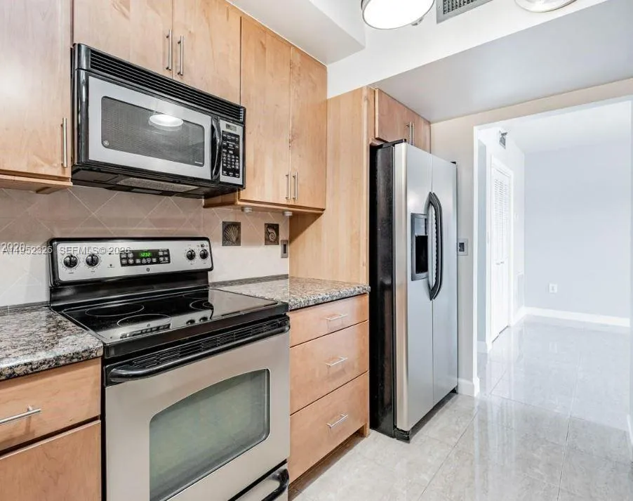 Foto de propiedad en 4001 Hillcrest Drive 914, Hollywood, FL 33021 Hollywood con MLS# 