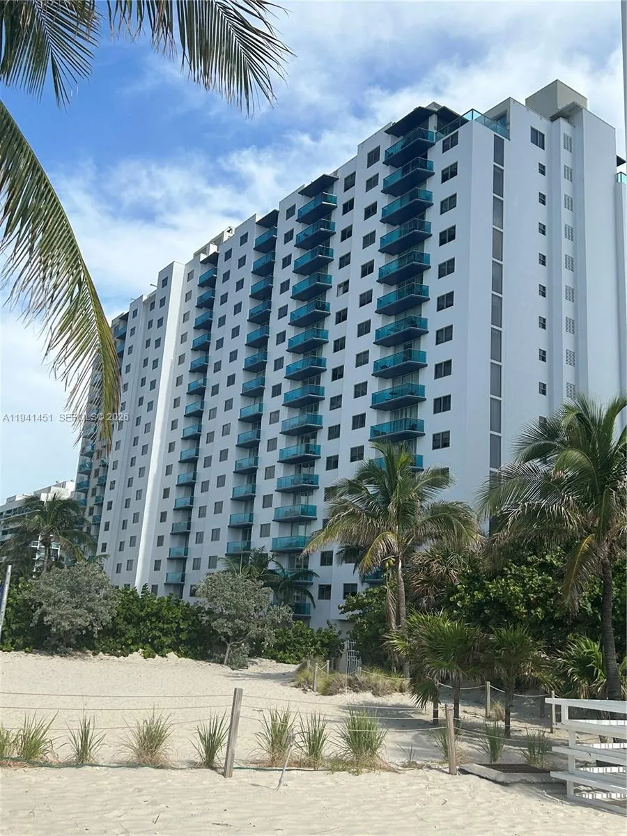 Foto de propiedad en 4001 S Ocean Drive PH11, Hollywood, FL 33019 Hollywood con MLS# 