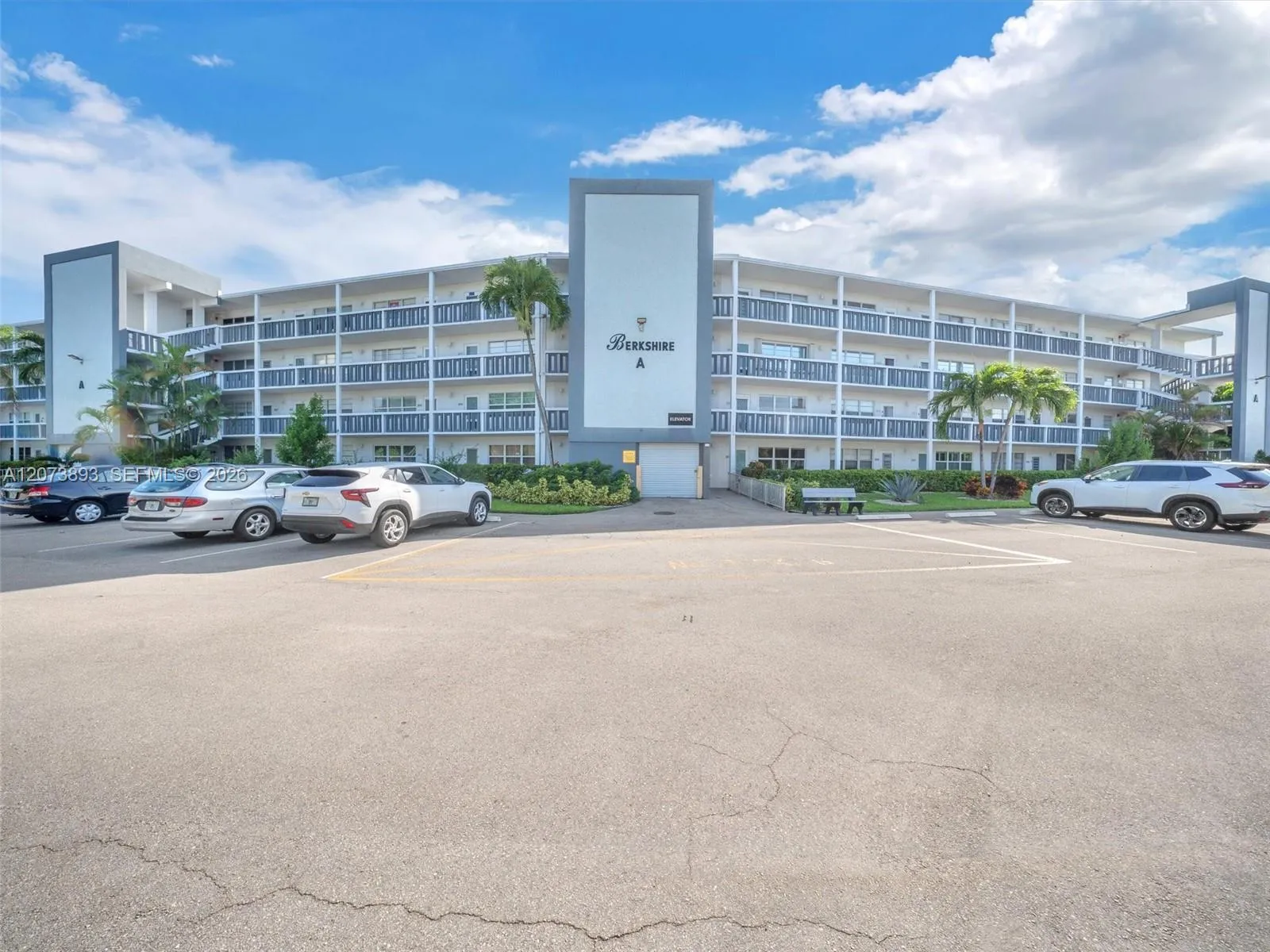 Foto de propiedad en 4008 Berkshire A 4008, Deerfield Beach, FL 33442 Deerfield Beach con MLS# 