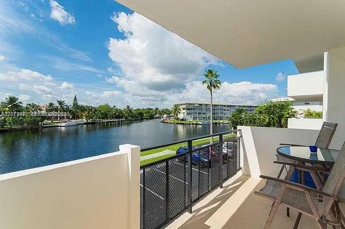 Foto de propiedad en 401 Golden Isles Drive 211, Hallandale Beach, FL 33009 Hallandale Beach con MLS# 