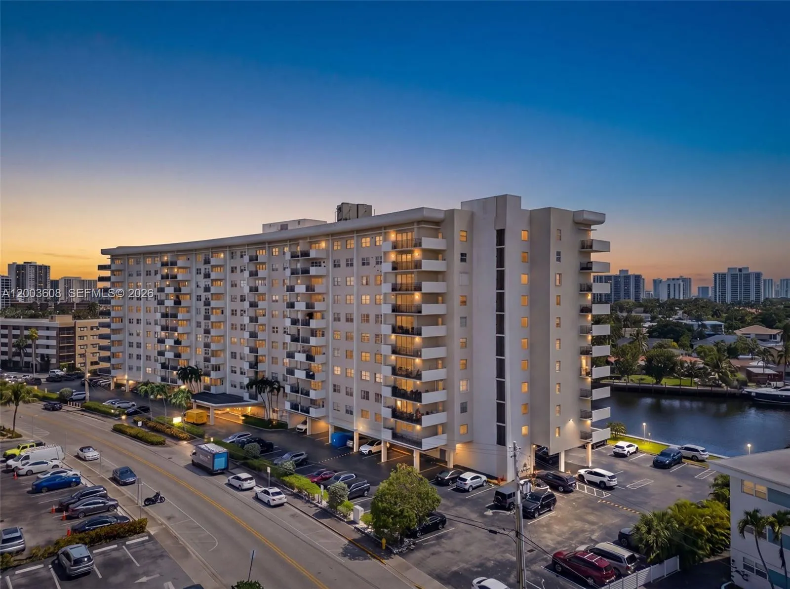 Foto de propiedad en 401 Golden Isles Drive 303, Hallandale Beach, FL 33009 Hallandale Beach con MLS# 