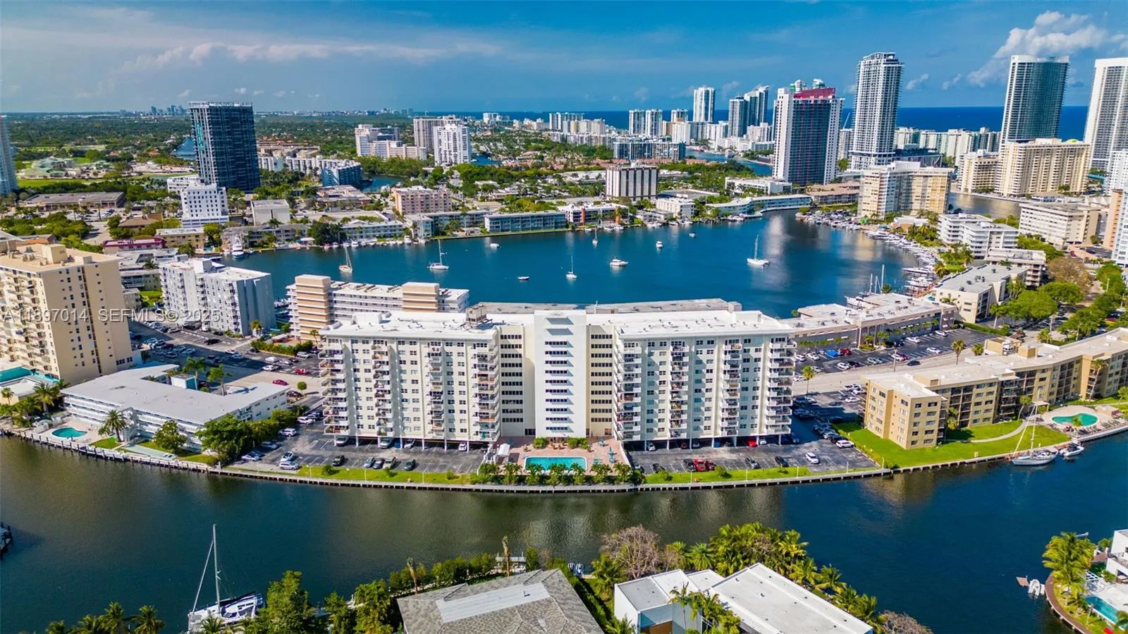 En Venta 401 Golden Isles Drive 304, Hallandale Beach, FL 33009, Hallandale Beach, FL 33009