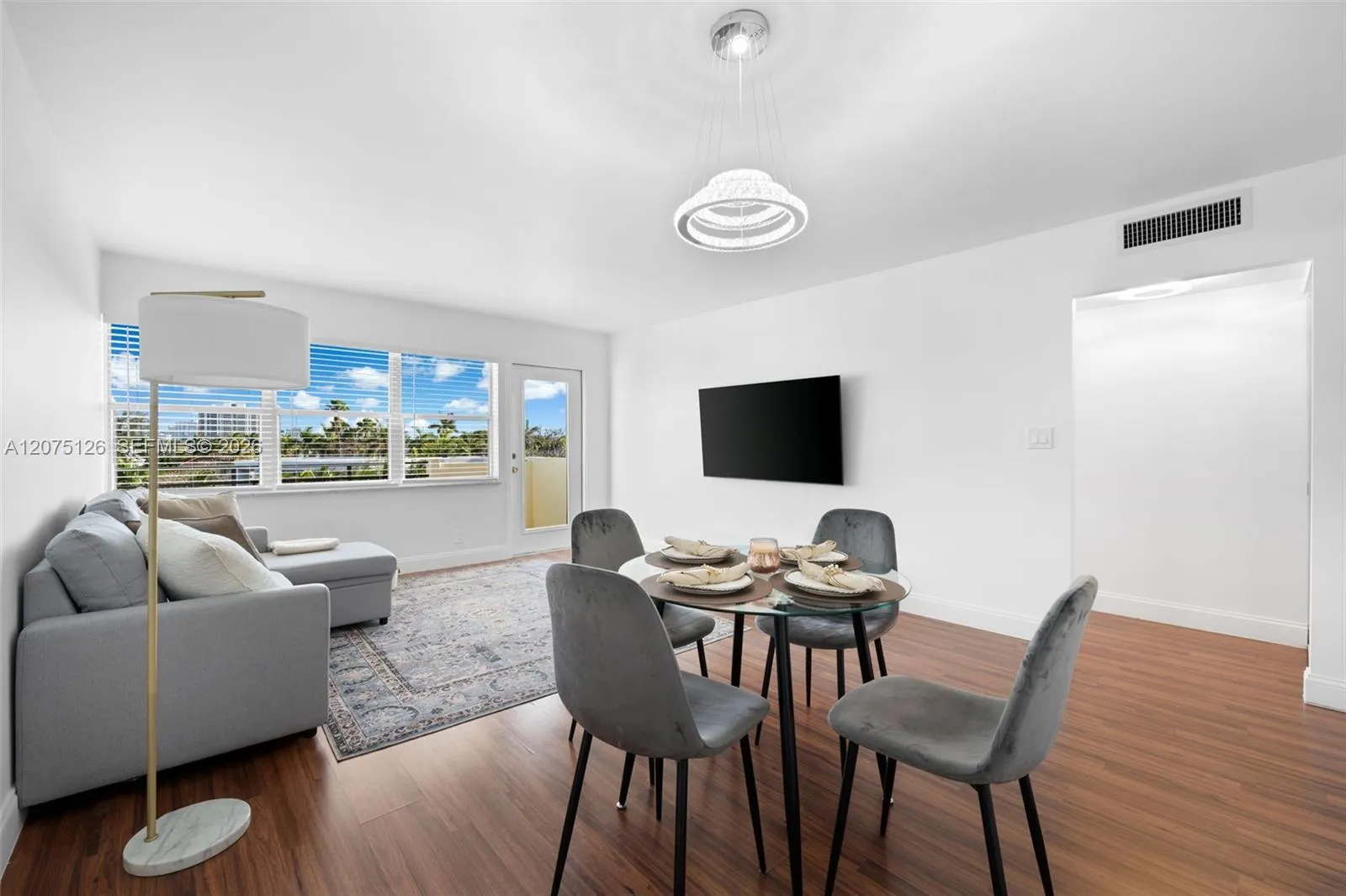 Foto de propiedad en 401 Golden Isles Drive 406, Hallandale Beach, FL 33009 Hallandale Beach con MLS# 