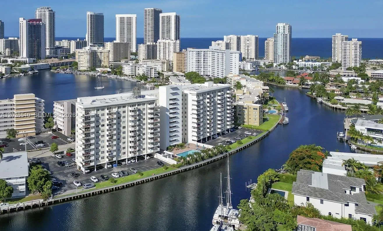 Foto de propiedad en 401 Golden Isles Drive 614, Hallandale Beach, FL 33009 Hallandale Beach con MLS# 