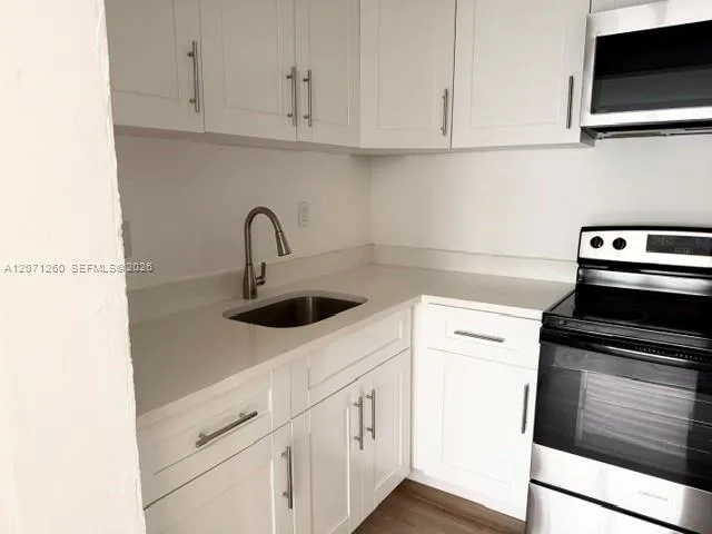 Foto de propiedad en 401 SE 10th Street rear, Hallandale Beach, FL 33009 Hallandale Beach con MLS# 