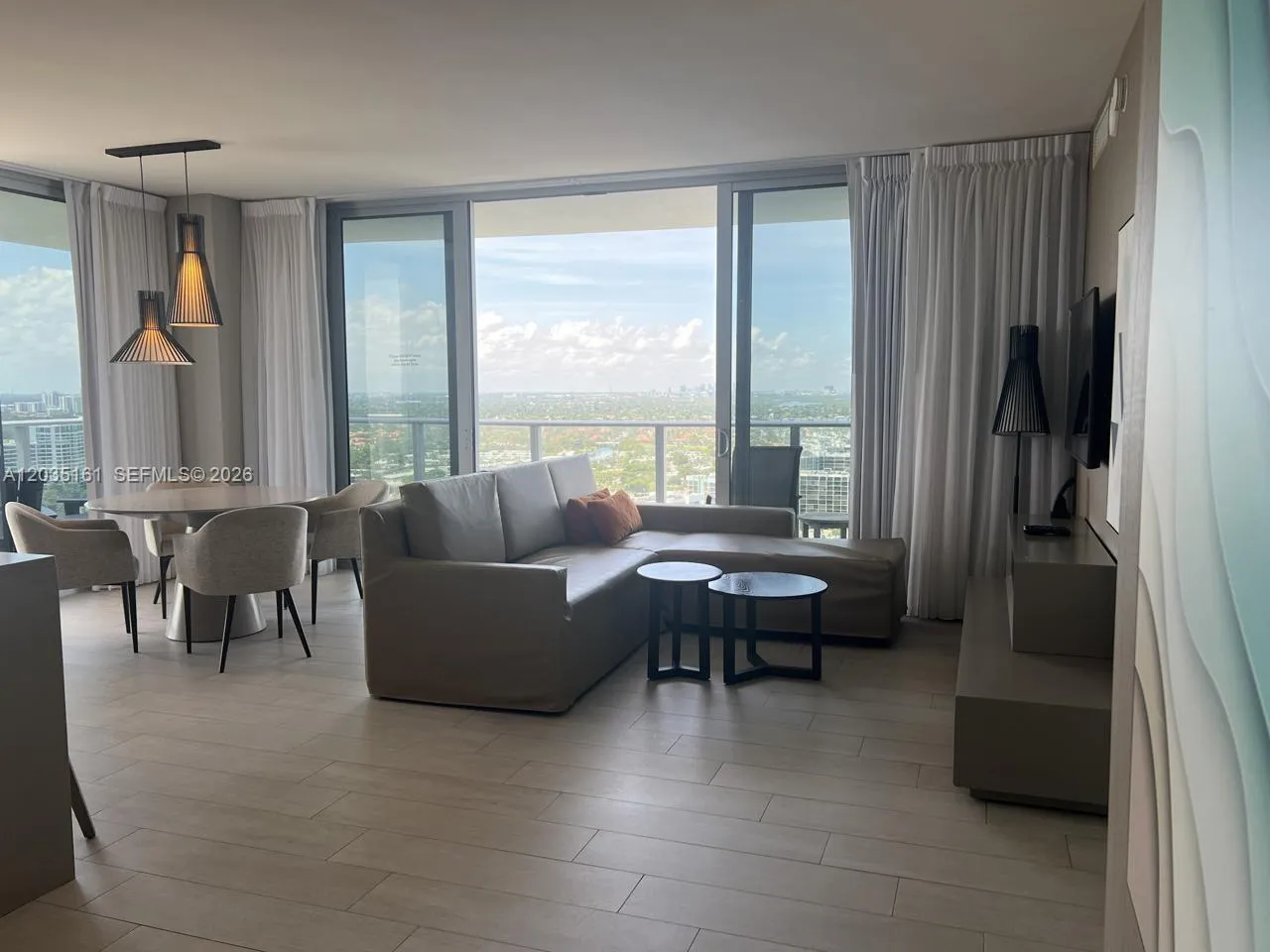 Foto de propiedad en 4010 S Ocean Drive R2402, Hollywood, FL 33019 Hollywood con MLS#