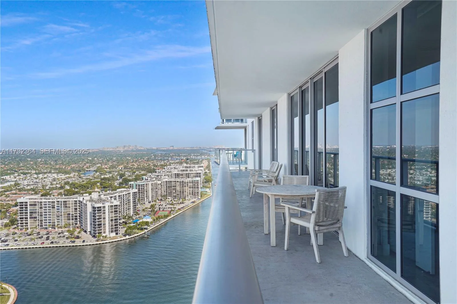 Foto de propiedad en 4010 S Ocean Drive R2604, Hollywood, FL 33019 Hollywood con MLS# 
