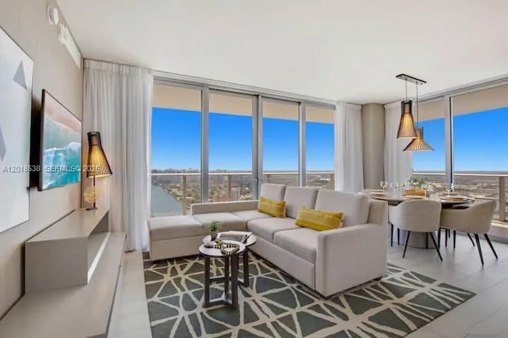 Foto de propiedad en 4010 S Ocean Drive R2708, Hollywood, FL 33019 Hollywood con MLS# 