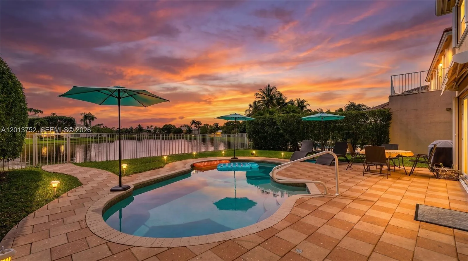 Foto de propiedad en 4019 Turquoise Trail, Weston, FL 33331 Weston con MLS# 