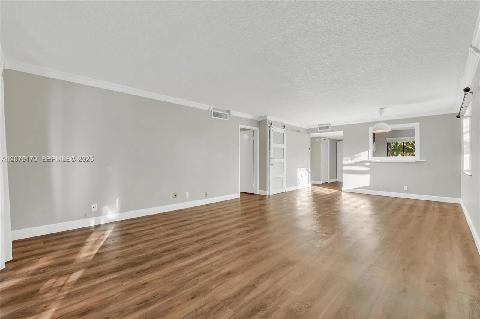 Foto de propiedad en 402 Lakeview Drive 201, Weston, FL 33326 Weston con MLS# 