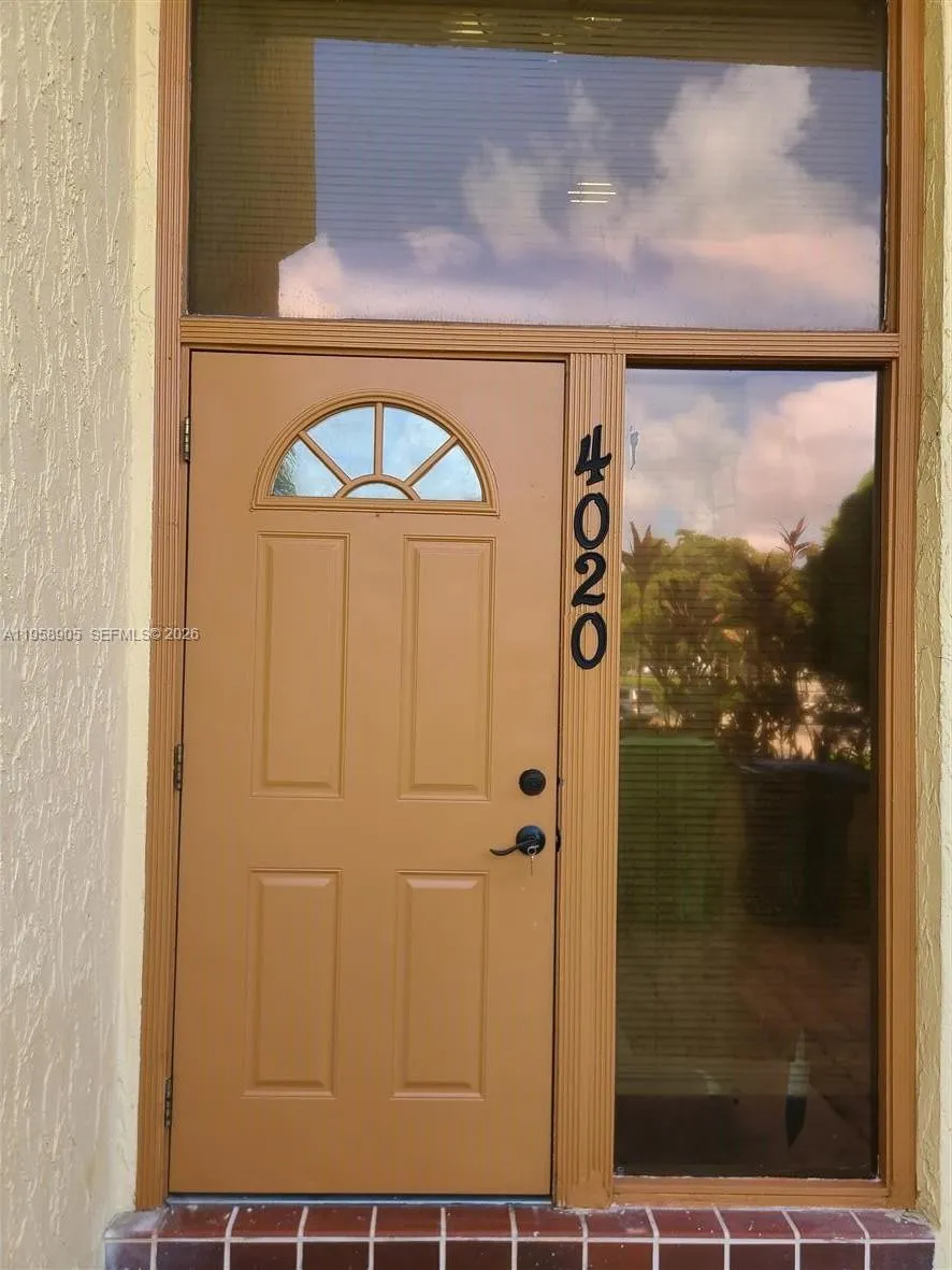 Foto de propiedad en 4020 Del Rio Way, Sunrise, FL 33351 Sunrise con MLS# 