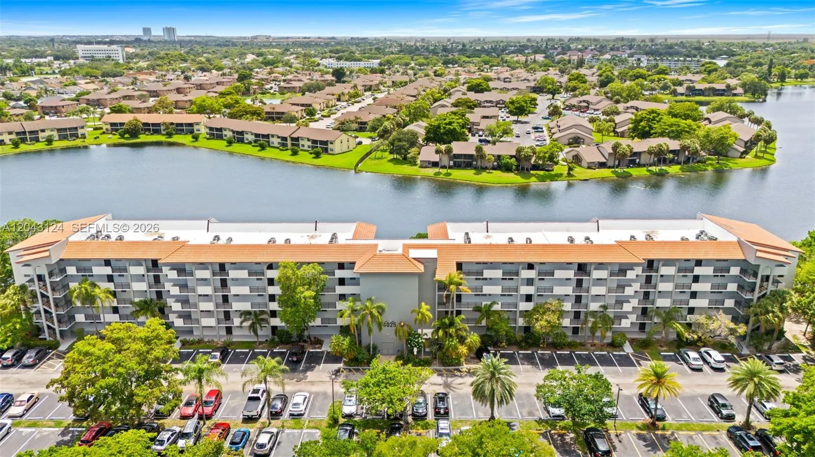 Foto de propiedad en 4025 N Nob Hill Road 301, Sunrise, FL 33351 Sunrise con MLS# 