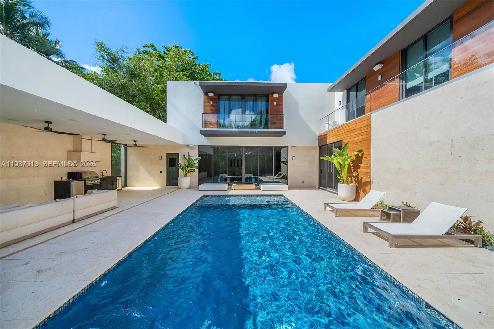 Foto de propiedad en 4041 S Le Jeune Road, Miami, FL 33146 Miami con MLS# 