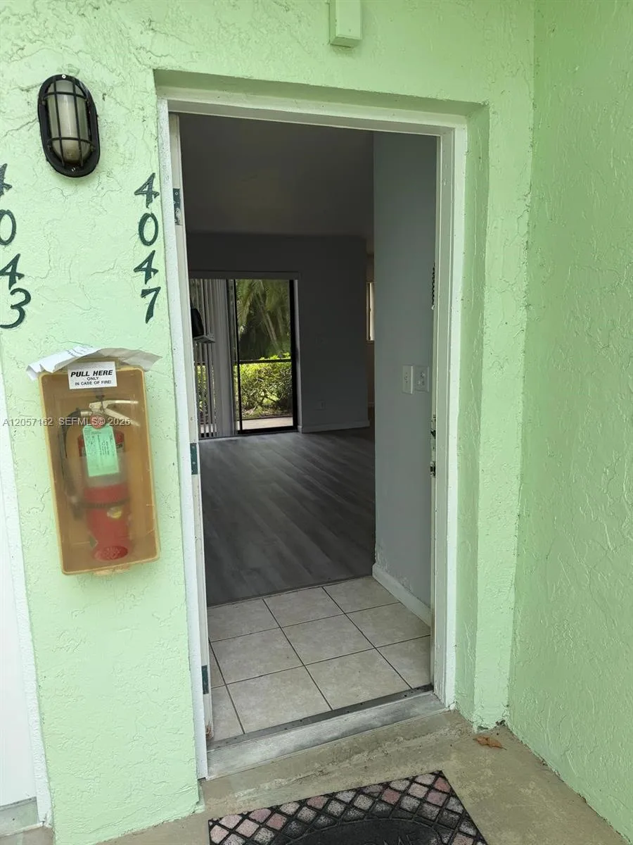 Foto de propiedad en 4047 NW 87th Avenue 0, Sunrise, FL 33351 Sunrise con MLS# 