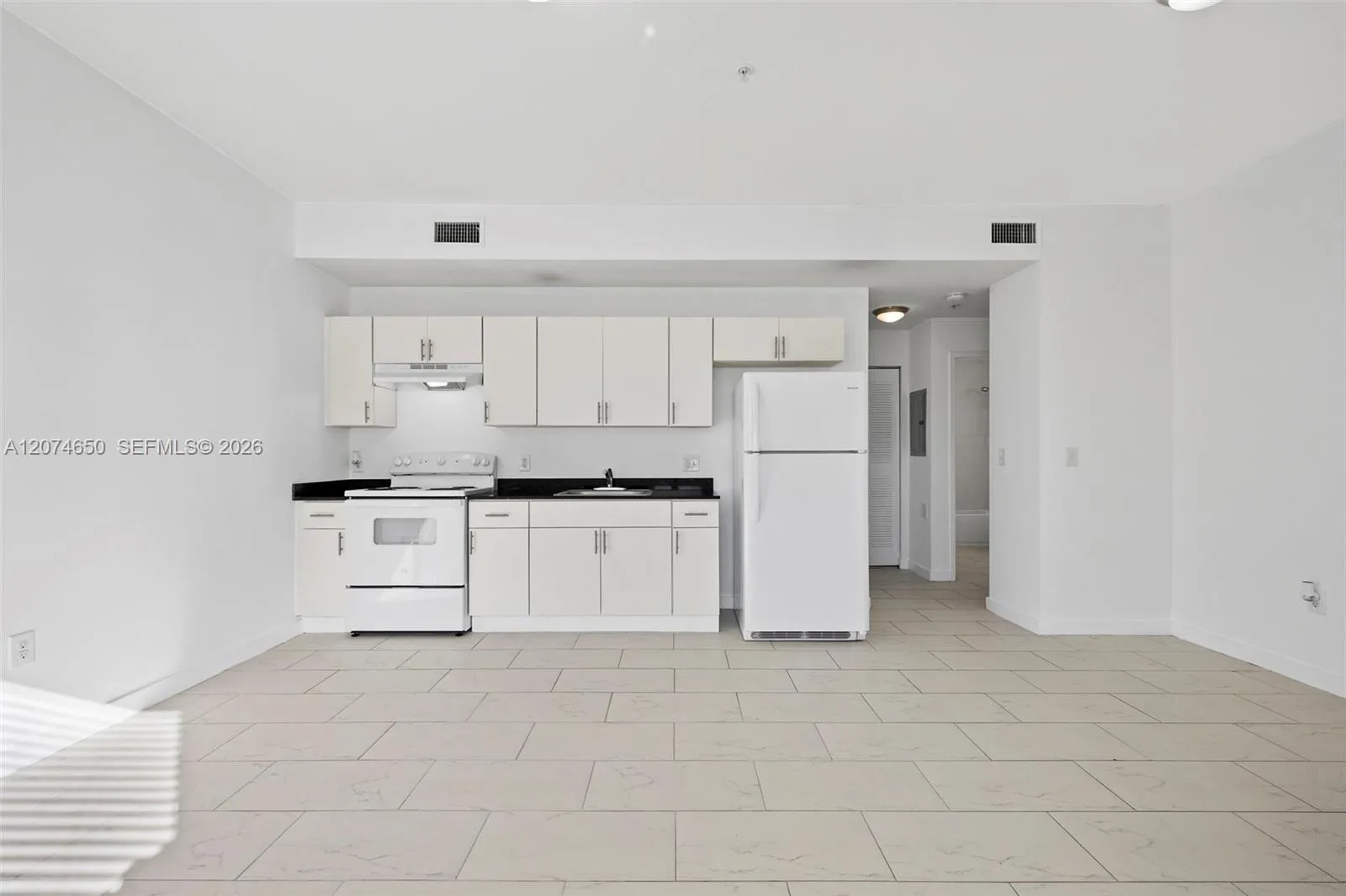Foto de propiedad en 405 E 7th Street 203, Hialeah, FL 33010 Hialeah con MLS# 