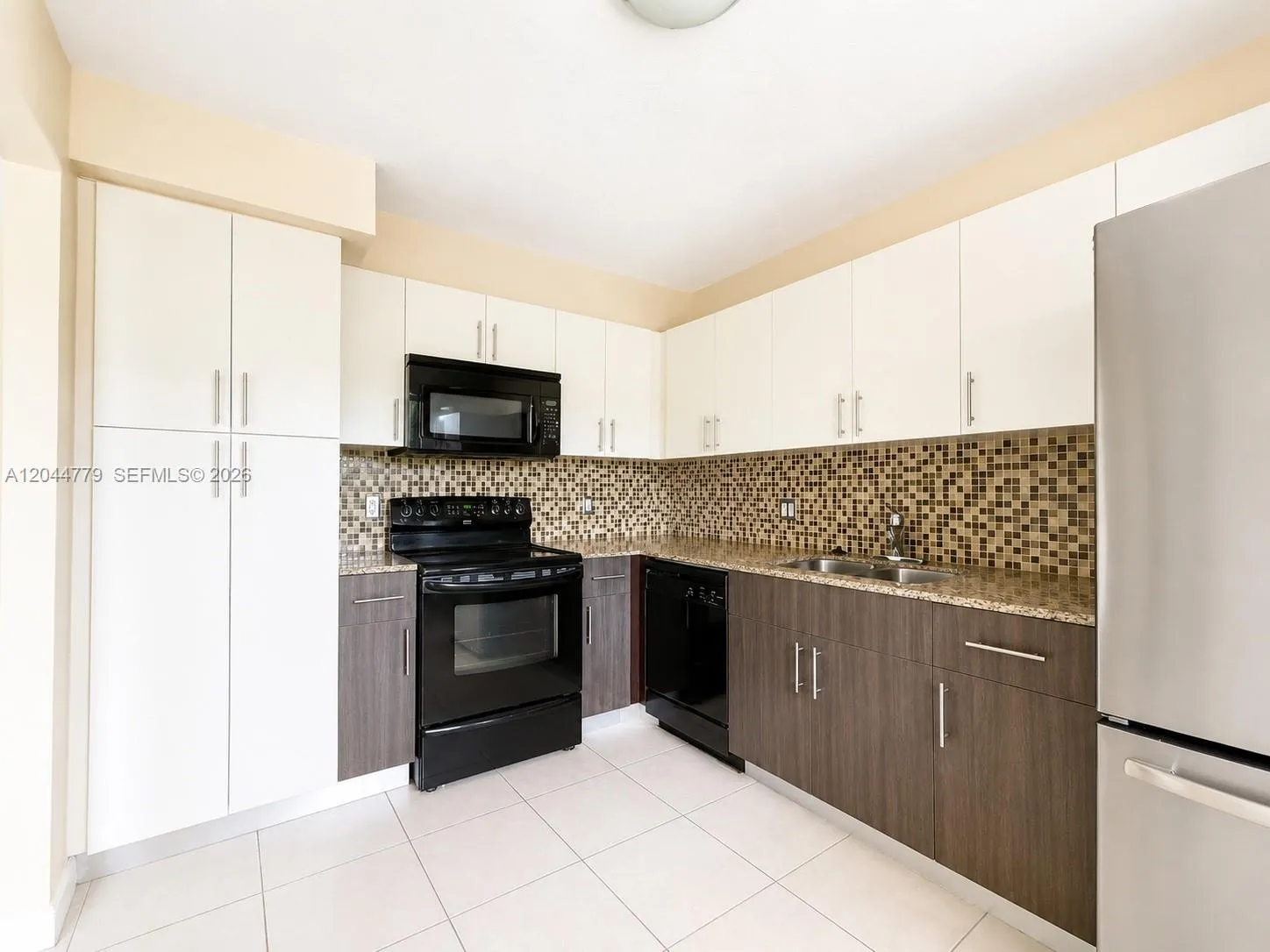 Foto de propiedad en 405 Lakeview Drive 202, Weston, FL 33326 Weston con MLS# 