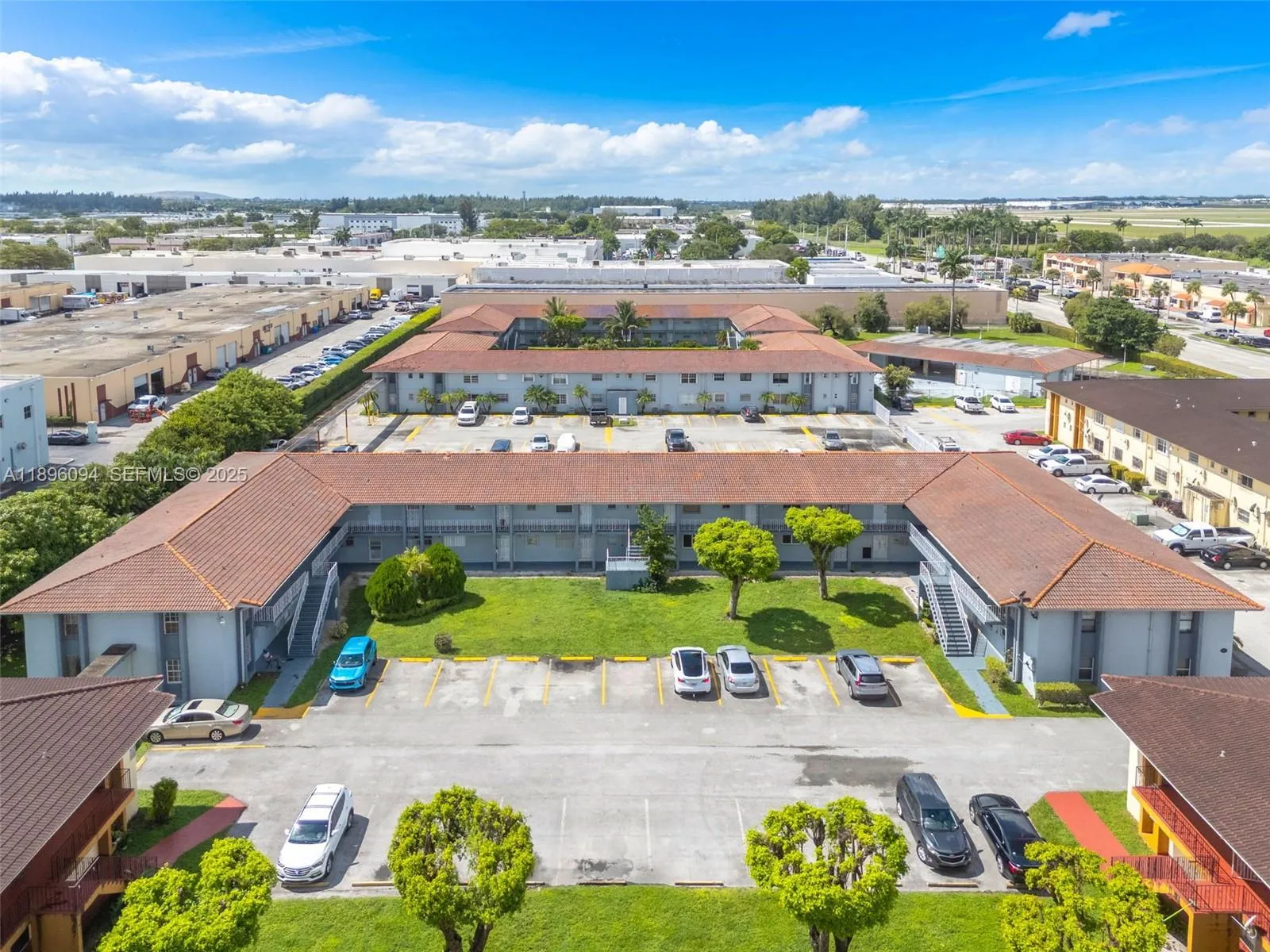 Foto de propiedad en 4050 NW 135th Street 21-11, Opa-Locka, FL 33054 Opa-Locka con MLS# 