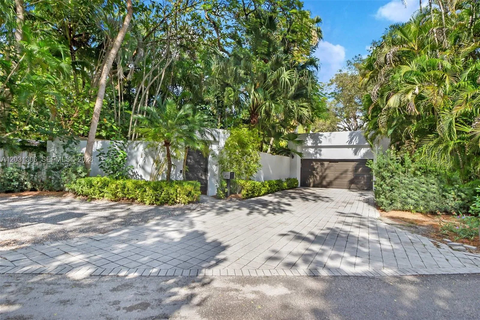 Foto de propiedad en 4051 Ensenada Avenue, Miami, FL 33133 Miami con MLS# 