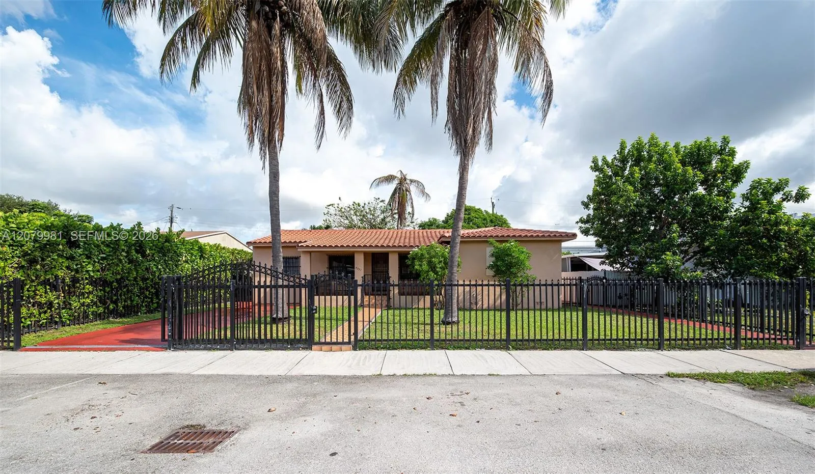 Foto de propiedad en 4051 NW 5th Street, Miami, FL 33126 Miami con MLS# 