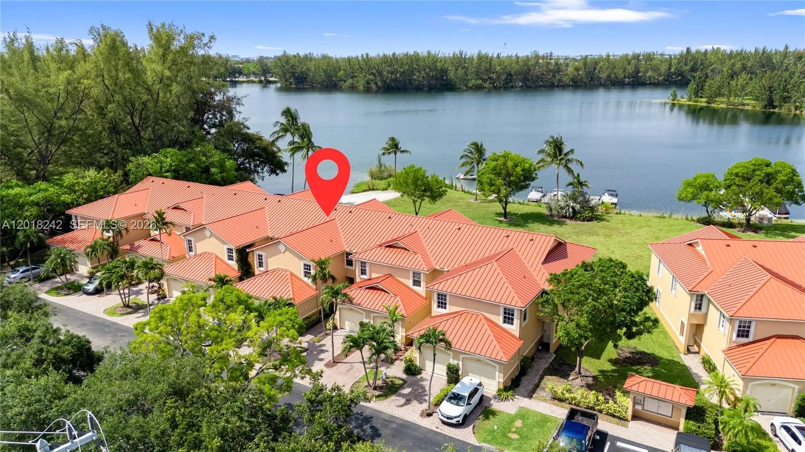 Foto de propiedad en 4065 Crystal Lake Drive, Deerfield Beach, FL 33064 Deerfield Beach con MLS# 