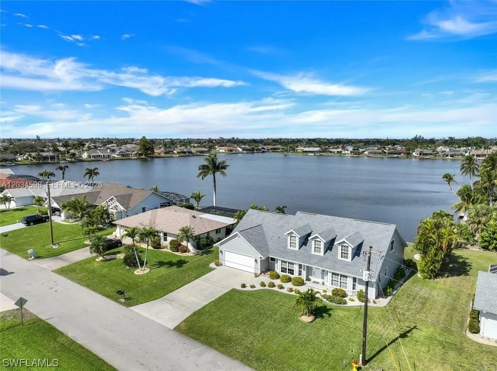 Foto de propiedad en 407 SW 37 Street 407, Cape Coral, FL 33914 Cape Coral con MLS# 