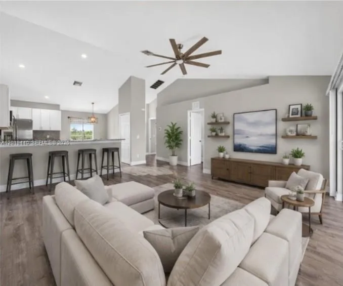 Foto de propiedad en 409 NE 25th Terrace, Cape Coral, FL 33909 Cape Coral con MLS# 