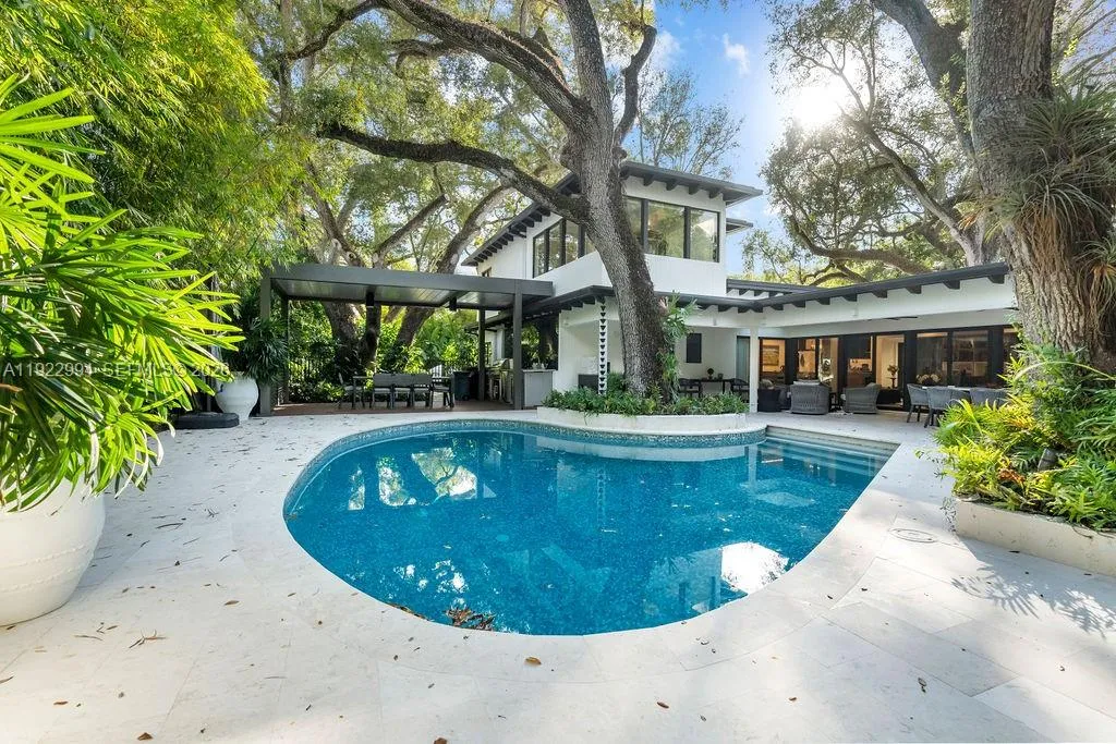 Foto de propiedad en 4095 Battersea Road, Miami, FL 33133 Miami con MLS# 
